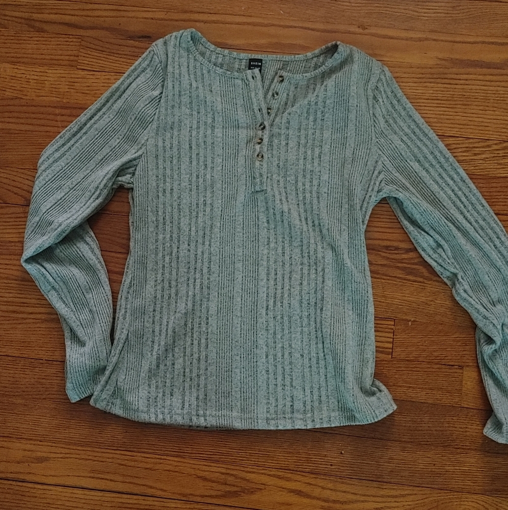 Women's long sleeve lightweight sweater/shirt